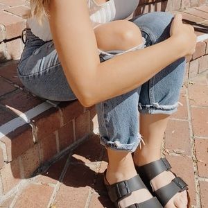 Abercrombie & Fitch Jeans - Abercrombie high knee mom jeans Abercrombie & Fitch Jeans - Abercrombie high knee mom jeans